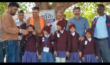 सामाजिक सरोकार : विद्यार्थियों को ऊनी स्वेटर का किया वितरण