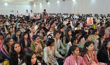 हमारे मुख्यमंत्री रतलाम में : अभाविप के 58 वें अधिवेशन का किया उद्घाटन, 30 मिनट में ली 10 बार उबासी, नींद उड़ाने के लिए घूमाते रहे हाथ का लच्छा, कई बार आंख की भौएँ दबाई