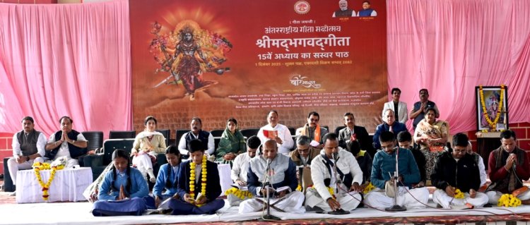 ... ओर ऐसा सबक : पार्टी से जुड़े पदाधिकारी को उच्च आसन, धर्म से जुड़े 15वें अध्याय का पाठ करने वाले का चरणों में आसन