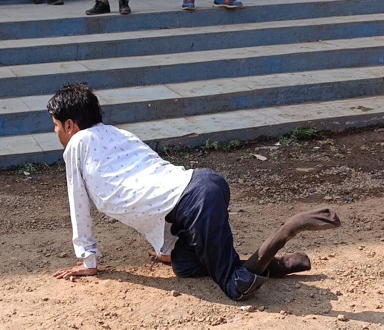 आंखों देखी :... हो गई इतिश्री, गिट्टी मिट्टी में रेंगते रहे दिव्यांग प्रतिभागी, जिम्मेदार करवाते रहे महापौर व कलेक्टर के साथ फोटोग्राफी