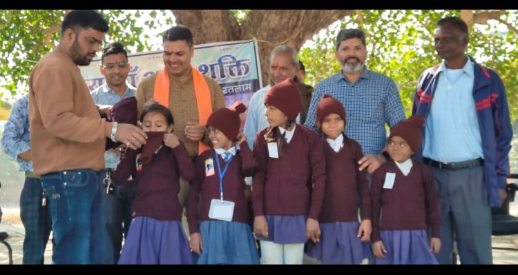 सामाजिक सरोकार : विद्यार्थियों को ऊनी स्वेटर का किया वितरण