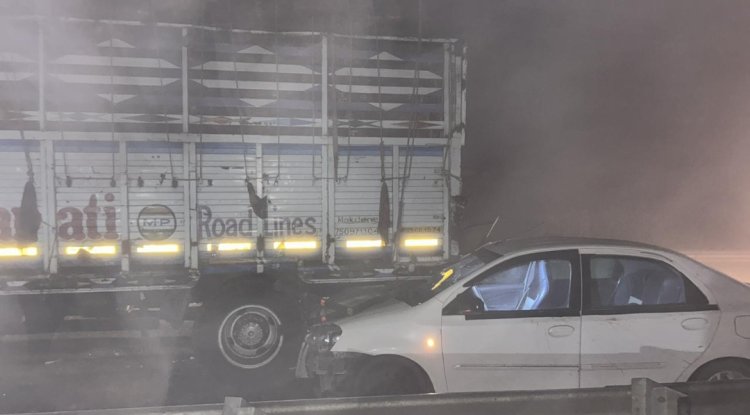 दुर्घटना : कोहरे के चलते ट्रक के पीछे जा टकराई कार, तीन घायल