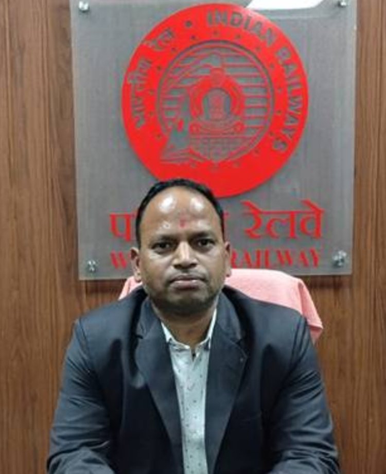 जनसंपर्क अधिकारी-इंदौर का पदभार ग्रहण किया मुकेश कुमार ने