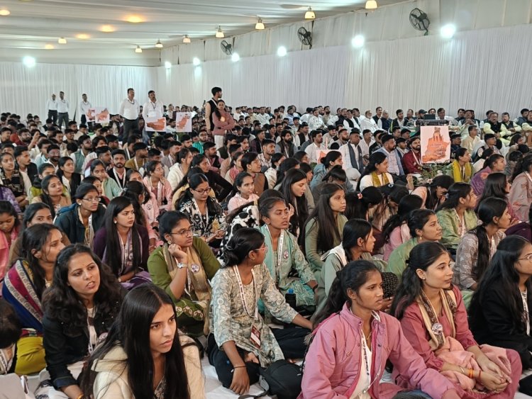 हमारे मुख्यमंत्री रतलाम में : अभाविप के 58 वें अधिवेशन का किया उद्घाटन, 30 मिनट में ली 10 बार उबासी, नींद उड़ाने के लिए घूमाते रहे हाथ का लच्छा, कई बार आंख की भौएँ दबाई