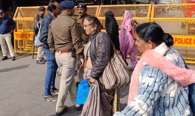 कैबिनेट मंत्री के आवास की सुरक्षा में पुलिस ने किया रास्ता बंद, रेलवे स्टेशन जाने वाले यात्री हुए परेशान