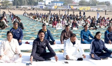 जिला स्तरीय सामूहिक सूर्य नमस्कार का भव्य आयोजन हुआ उत्कृष्ट विद्यालय में