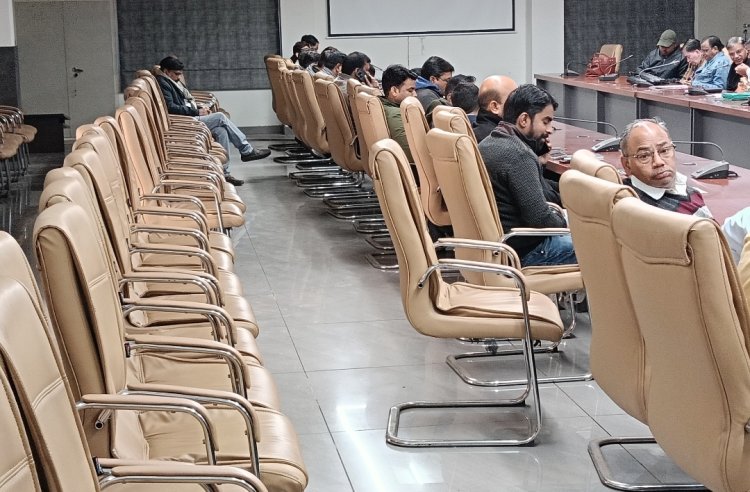 जनसुनवाई : ठंड में नई व्यवस्था, आवेदकों के लिए धूप में लगाई कुर्सियां, सवा 12 बजे तक मामला रहा ठंडा, फिर बढ़ी भीड़