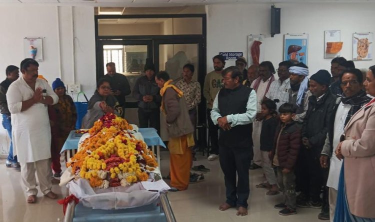 "डॉ. लक्ष्मीनारायण पांडेय मेडिकल कॉलेज रतलाम में वर्ष के पहले देहदानी बने कृष्णपाल छप्री"