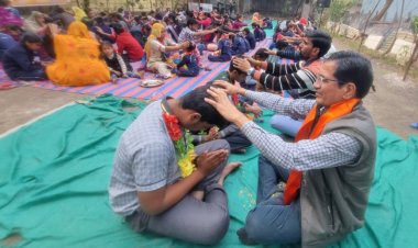 सामाजिक सरोकार : सैकड़ों नन्हे हाथों ने माता पिता का पूजन कर पाया 'आयुष्मान भव' का आशीर्वाद