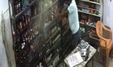 दबंगई : शराब की दुकान में तोड़फोड़, दी धमकी