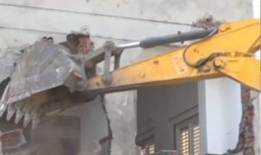 कार्रवाई : आश्रम में होटल का संचालन, चला बुलडोजर