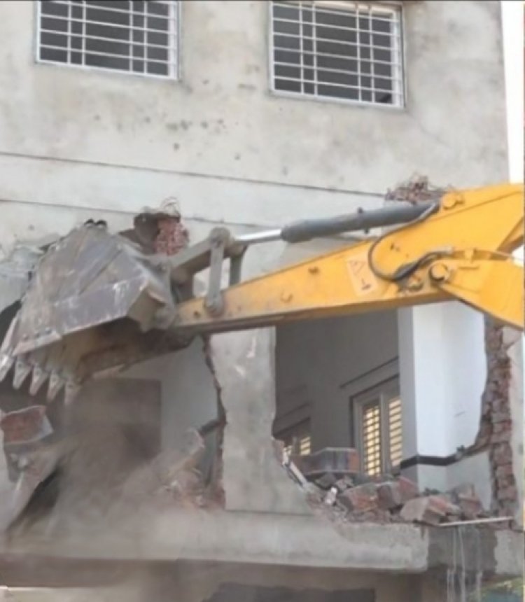 कार्रवाई : आश्रम में होटल का संचालन, चला बुलडोजर