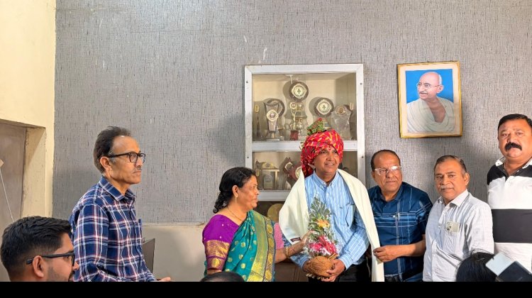 सामाजिक सरोकार : शिक्षा विभाग के प्रभावी कर्त्तव्यनिष्ठ लिपिक प्रमोद बरानिया हुए सेवानिवृत्त, सम्मान पूर्वक दी विदाई