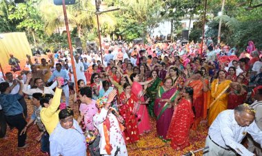 धर्म संस्कृति : प्रभु प्रेमी संघ के फागोत्सव में भजनों पर नृत्य में तल्लीन नजर आए भक्तगण