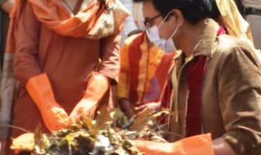आंखों देखी : बावड़ी की सफाई में इनके मुंह पर मास्क, हाथ में दस्ताने और उनकी सेहत की सुरक्षा के लिए कुछ भी नहीं