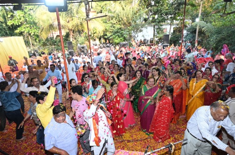 धर्म संस्कृति : प्रभु प्रेमी संघ के फागोत्सव में भजनों पर नृत्य में तल्लीन नजर आए भक्तगण