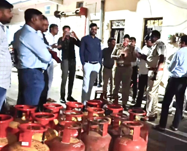 कार्रवाई : गैस के अवैध गोदाम पर प्रशासन की कार्रवाई, 31 सिलेंडर जब्त