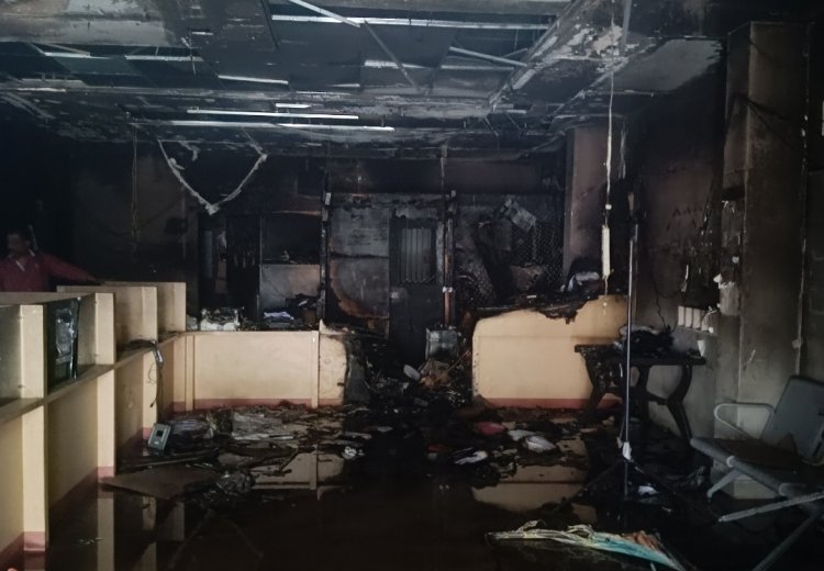 हादसा : रतलाम की इंडियन बैंक में लगी आग, लॉकर सुरक्षित