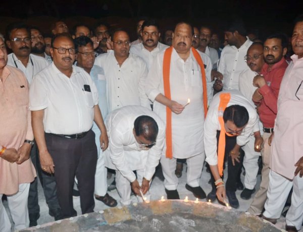 सामाजिक सरोकार : भारत रत्न डॉ.भीमराव अंबेडकर जयंती की पूर्व संध्या पर दीप प्रज्वलन से जगमगाया अम्बेडकर सर्कल