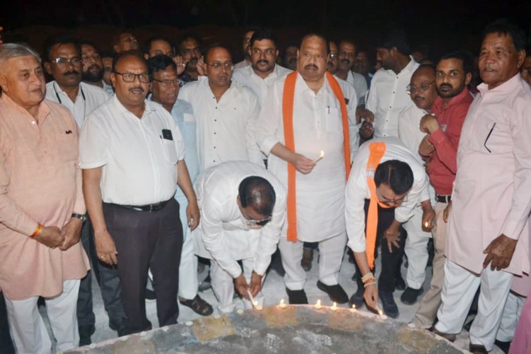 सामाजिक सरोकार : भारत रत्न डॉ.भीमराव अंबेडकर जयंती की पूर्व संध्या पर दीप प्रज्वलन से जगमगाया अम्बेडकर सर्कल