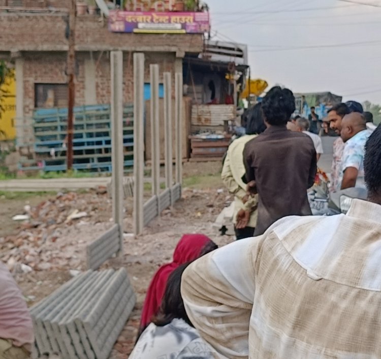 प्रशासन की कार्रवाई : कब्रिस्तान द्वारा बनाई जा रही बाउंड्री वाल निर्माण को रुकवाया