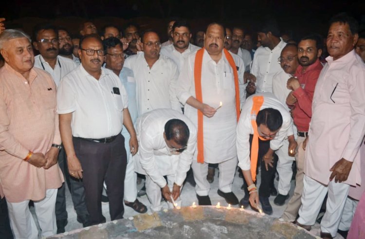 सामाजिक सरोकार : भारत रत्न डॉ.भीमराव अंबेडकर जयंती की पूर्व संध्या पर दीप प्रज्वलन से जगमगाया अम्बेडकर सर्कल