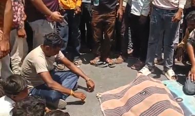 अपहरण के बाद हत्या : परिजनों ने शव रख कर किया प्रदर्शन