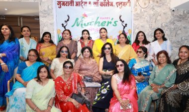 माँ वो है जो टूटे हुए मन और शर्ट के टूटे बटन दोनो को जोड़ देती है 