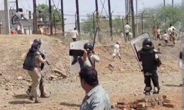 ग्रामीण हुए हिंसक, पुलिस और प्रशासन पर किया हमला, तीन घायल, छोड़े आंसू गैस के गोले