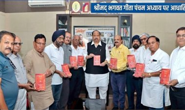 रतलाम में ‘कर्म-संन्यास-विवेक’ पुस्तक का हुआ विमोचन