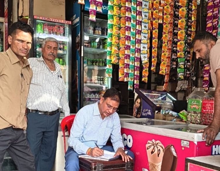 कार्रवाई : रतलाम में प्रिंट मूल्य से अधिक राशि वसूल कर रहे कोल्ड ड्रिंक पर दुकानदार, दर्जनों पर कार्रवाई