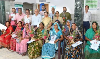 सामाजिक सरोकार : रतलाम में वरिष्ठ चिकित्सक दंपति ने निभाई सामाजिक समरसता, 17 सफाई कर्मियों का किया आत्मीय अभिनंदन