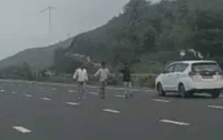 केंद्रीय मंत्री नितिन गडकरी के काफिले के सामने आए स्कूली बच्चे और ग्रामीण, मची खलबली