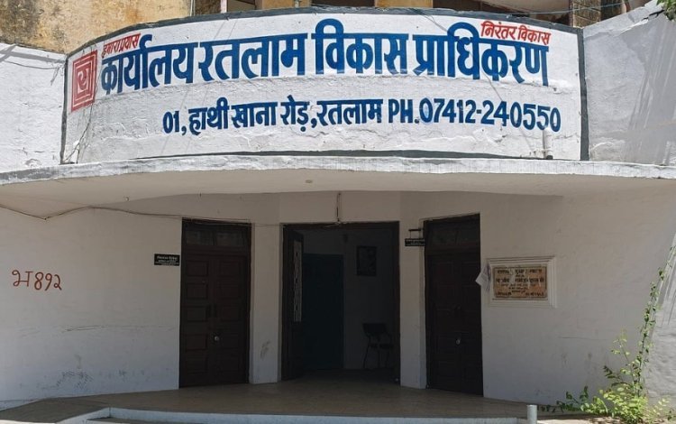 रतलाम विकास प्राधिकरण कर्मचारियों के चेहरों पर लौटी मुस्कान: 4 महीने से रुका वेतन मिला