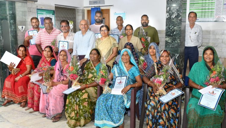 सामाजिक सरोकार : रतलाम में वरिष्ठ चिकित्सक दंपति ने निभाई सामाजिक समरसता, 17 सफाई कर्मियों का किया आत्मीय अभिनंदन