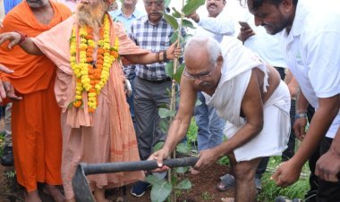 सामाजिक सरोकार : पद्मश्री महेश शर्मा और संतों की मौजूदगी में रोपी त्रिवेणी
