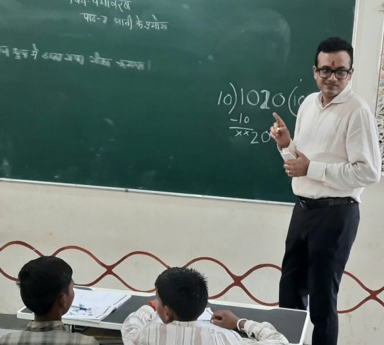 रतलाम कलेक्टर ने ब्लैकबोर्ड पर खुद संभाली 'चॉक', और डस्टर, बच्चों को सिखाए गणित के आसान सूत्र