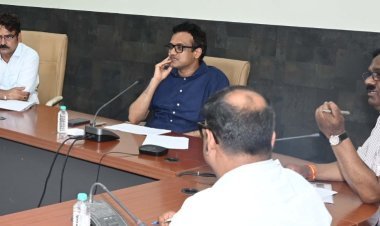 विकास कार्यों में ढिलाई पर कलेक्टर सख्त