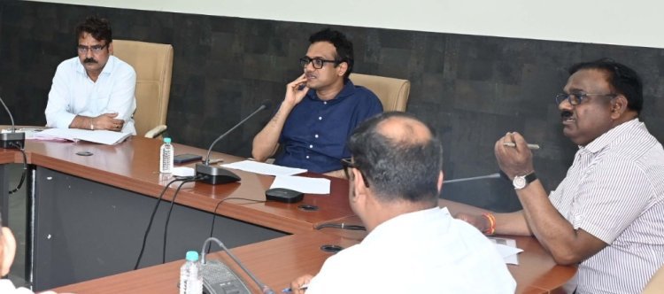 विकास कार्यों में ढिलाई पर कलेक्टर सख्त