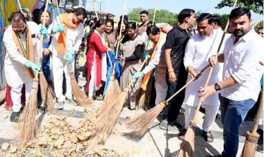 रतलाम में 'सेवा संकल्प' या 'फोटो सेशन'? एक टोकरी कचरे पर 9 झाड़ू से प्रहार