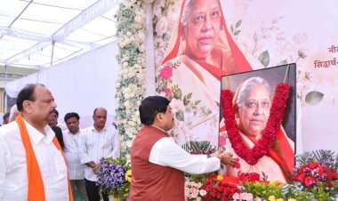 मुख्यमंत्री डॉ. मोहन यादव ने रतलाम पहुंचकर एमएसएमई मंत्री चेतन्य काश्यप की माताजी के निधन पर दी श्रद्धांजलि