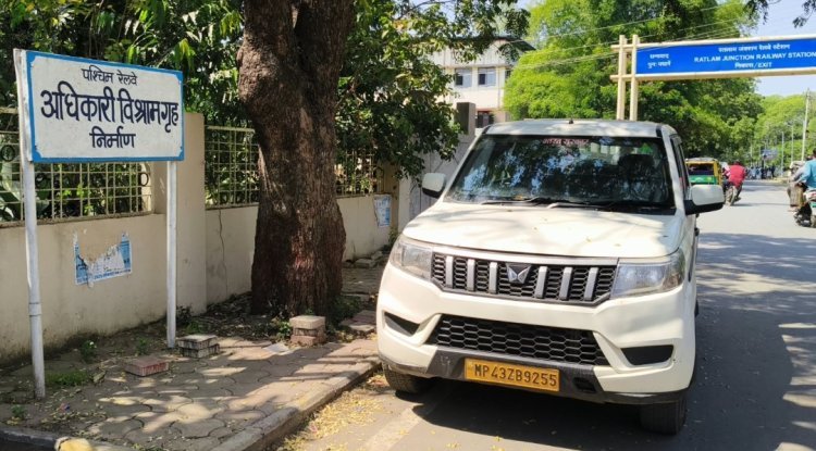 हत्या या आत्महत्या : रेलवे अधिकारी विश्राम गृह के बाहर भारत सरकार लिखे वाहन में अर्धनग्न अवस्था में मिला ड्राइवर का शव