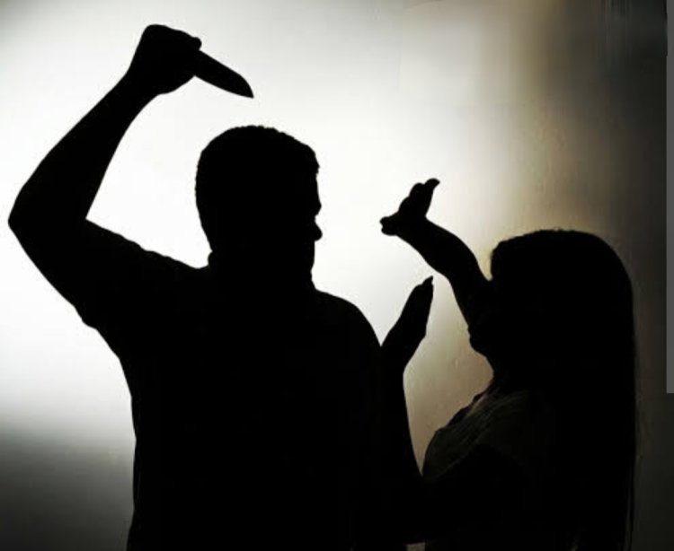 थाना परिसर में खूनी संघर्ष: बयान देकर बाहर निकली पत्नी पर पति ने किया ताबड़तोड़ चाकू से हमला, गंभीर रूप से घायल